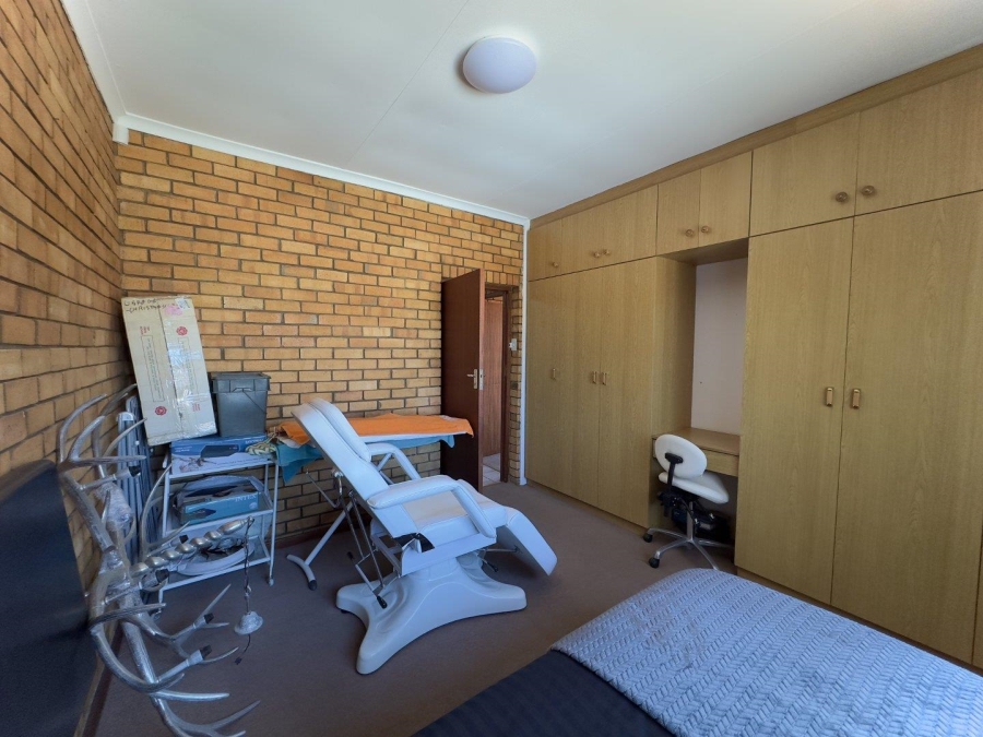 6 Bedroom Property for Sale in Wavecrest Eastern Cape